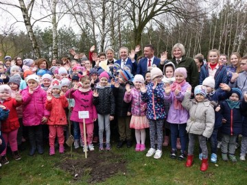 Uroczyste otwarcie obchodów 100lecia Województwa Łódzkiego - 100 drzew dla 100 szkół, <p>źródło: lodzkie.pl</p>
